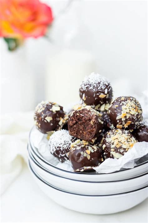 Keto Recipe – Keto Chocolate and Coconut Protein Balls | Lilly Estrada