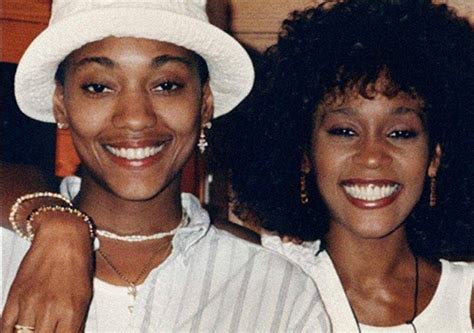 A namorada de Whitney Houston que a família escond... | VEJA