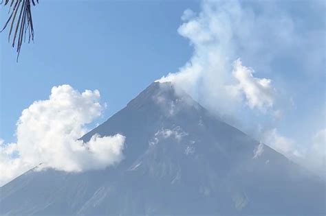 Disaster tourism? Post about 'safe' viewing sites for Mayon Volcano ...