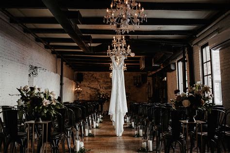 A modern and moody winter wedding at l'Auberge Saint-Gabriel in the Old Port of Montreal | Astilbe