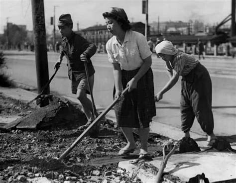 33 Eye-Opening Historical Photos Of Postwar Japan