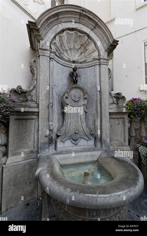 Manneken pis fountain brussels hi-res stock photography and images - Alamy