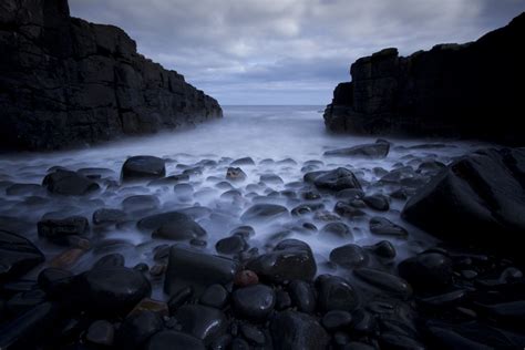 Gambar : laut, batu, lautan, gelombang, garis pantai, senja, teluk, kegelapan, satu warna, medan ...