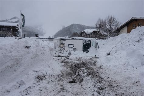 Avalanches: The Snowy Danger Uncovered