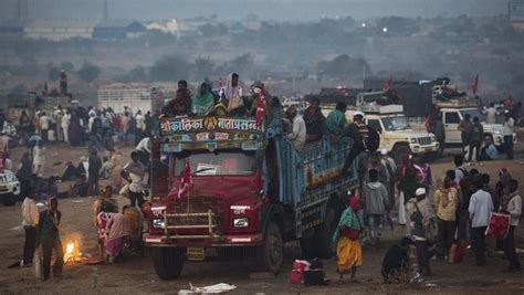 Photos: Farmers marching to Mumbai call off protest, are heard ...