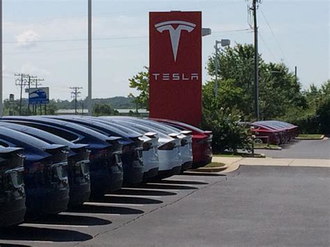 Tesla dealership in Charlotte, NC. Would have liked to get more pics ...