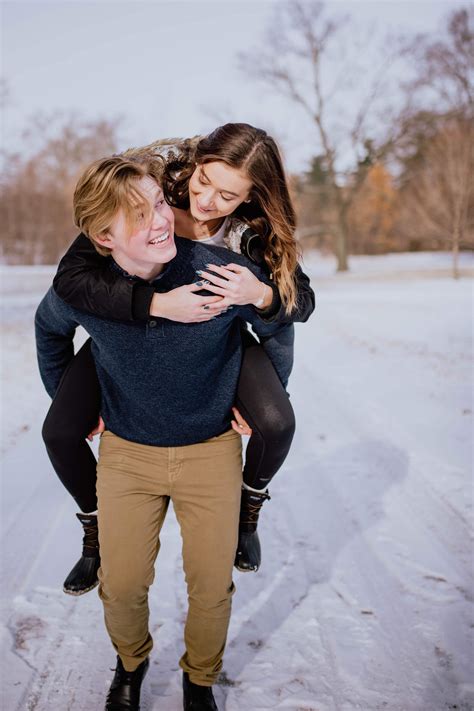 Winter photoshoot | Piggy back ride, Ride drawing, Cute couple pictures