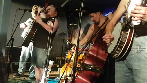 Steve 'n' Seagulls - Thunderstruck (live) - YouTube