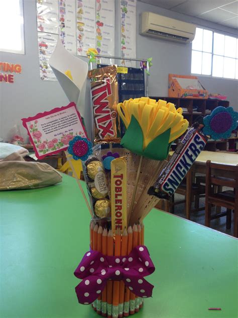 Cheap DIY gift idea for a teacher. Vase made up of pencils. You can fill it with candies or with ...