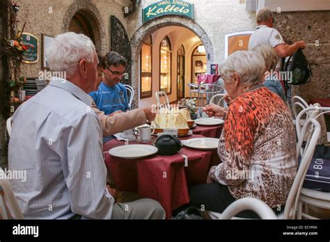 family enjoy Salzburger Nockerl dessert Salzburg restaurant Stock Photo - Alamy