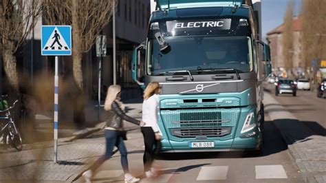 Volvo Trucks unveils new Front Short Range Assist safety system | trans ...