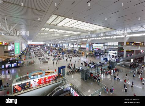 Shanghai Hongqiao railway train station in China Stock Photo - Alamy