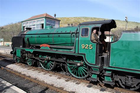 SOUTHERN RAILWAY 'SCHOOLS' CLASS EXPRESS STEAM LOCOMOTIVE 'CHELTENHAM' ARRIVES FOR SPRING STEAM GALA