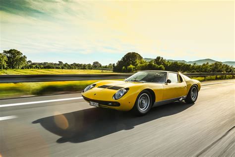 Lamborghini Miura SV completa 50 anos mostrando que o tempo só o fez bem - Jornal do Carro - Estadão