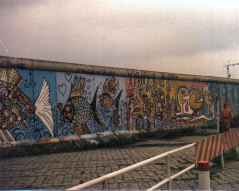 File:Berliner Mauer August 1985.jpg - Wikimedia Commons