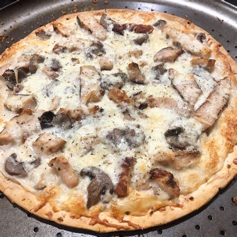 WHITE CHICKEN & MUSHROOM PIZZA