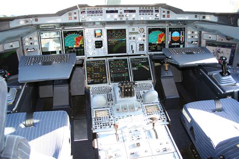 File:Airbus A380 cockpit.jpg - Wikimedia Commons