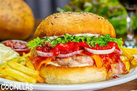 Receta de hamburguesa de pollo casera con pimientos asados (en dos versiones)