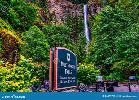 Multnomah Falls in the Columbia River Gorge in Oregon Editorial Stock Image - Image of moss ...