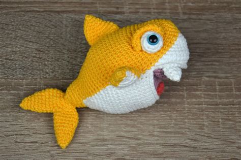 Crochet Baby Shark Family - Free Pattern - DIY 4 EVER