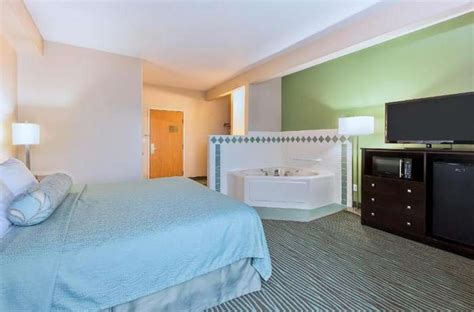 15 Des Moines Hotels with a Hot Tub in Room or Jacuzzi Suites