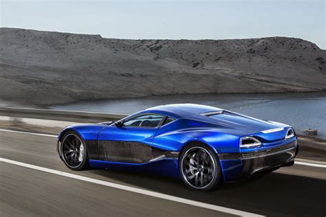 Foto - La Rimac Concept_One sfida la Bugatti Veyron