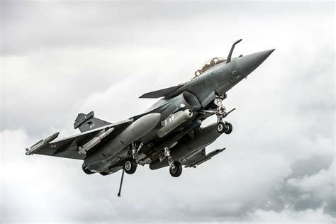 Dassault Rafale M prepares to land on the Charles de Gaulle aircraft carrier [1600x1068 ...