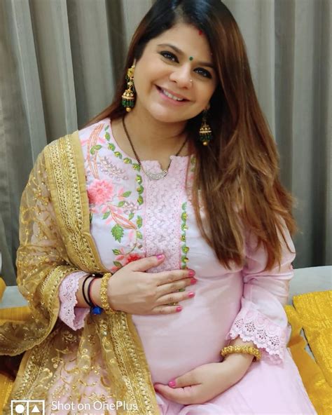 PIC: Pregnant 'Kkusum' Actress Rucha Gujarathi Flaunts Baby Bump, Says 'Not Corona, Love Is In ...