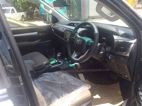 2016 Toyota Hilux Revo interior revealed