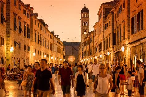 How to walk along Stradun in Dubrovnik