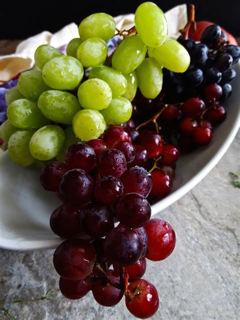 Difference between: red and green grapes