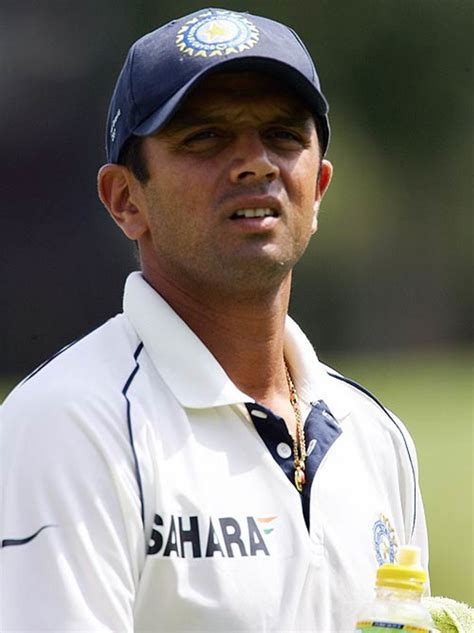 Rahul Dravid walks out with the drinks | ESPNcricinfo.com