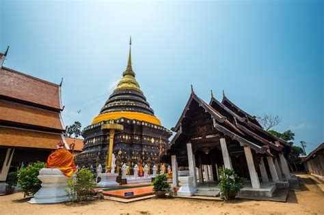 Wat Phra That Lampang Luang Est Un Temple Bouddhiste à Lampang Dans La ...