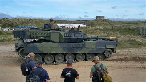 🇩🇰 Royal Danish Army showing off their Leopard 2A7DK MBT with a 120 mm Rheinmetall L44 ...