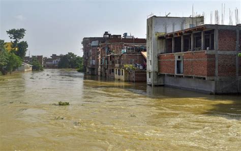 Death toll in flood-hit Bihar climbs to 92 - Rediff.com India News