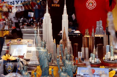 41+ Best New York Souvenirs & NYC Gifts (From A Local!)