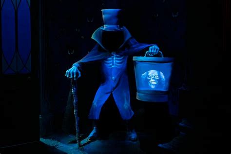 Hatbox Ghost Materializes at the Haunted Mansion at Walt Disney World - Disney Parks Blog