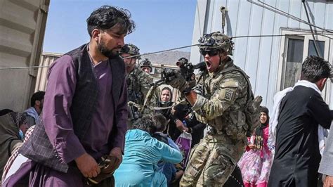 Chaos at Kabul airport amid struggle to flee - Good Morning America