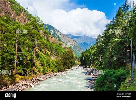 Himalaya mountains and Parvati river landscape in Parvati valley ...