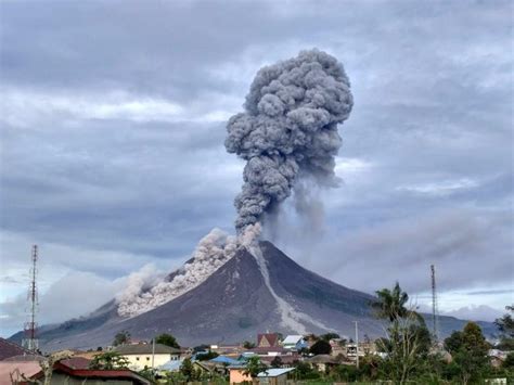 Watch incredible video of Indonesia’s Mount Merapi volcano erupting - OrissaPOST