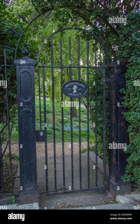 "Notting Hill" film location: climbing over gate into the gardens ...