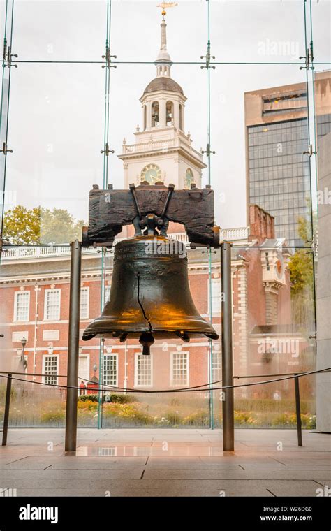 Portrait shot of the liberty bell with Independence Hall in the ...