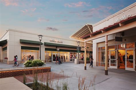 About Chicago Premium Outlets® - A Shopping Center in Aurora, IL - A Simon Property