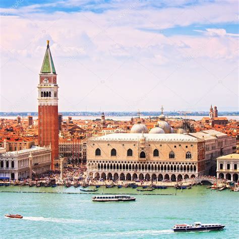 Venice aerial view, Piazza San Marco with Campanile and Doge Pal ...