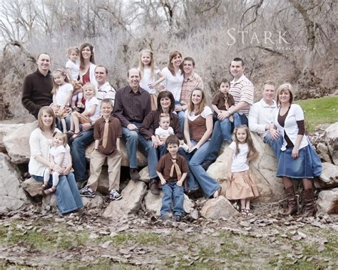 10 Awesome Large Family Photo Clothing Ideas 2024