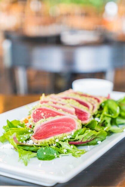 Premium Photo | Raw tuna salad