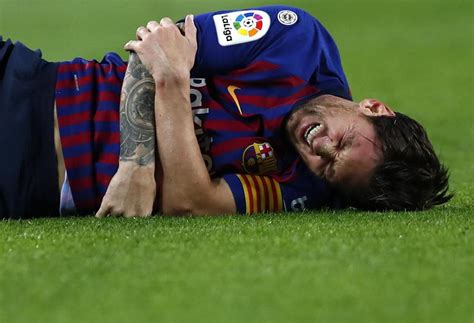 Flipboard: Lionel Messi breaks arm, out three weeks