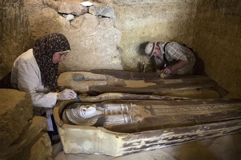 Egypt discovers 14 ancient coffins at Saqqara | Middle East Eye