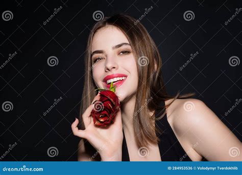 Happy Smilig Woman with Flowers. Fashion Portrait of Young Beautiful ...