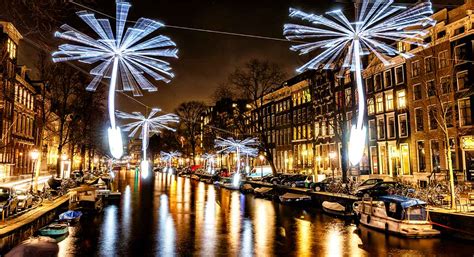 'Amsterdam Light Festival', la exposición que ilumina los canales de la capital holandesa